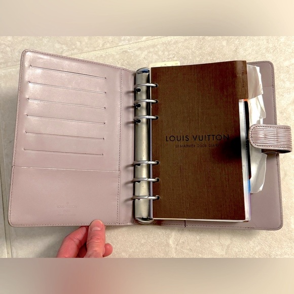LOUIS VUITTON EPI LEATHER “FILLED” MEDIUM MM AGENDA (LAVENDER) - Picture 4 of 15